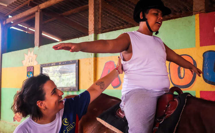  Projeto oferece prática de equoterapia para crianças autistas em Cuiabá